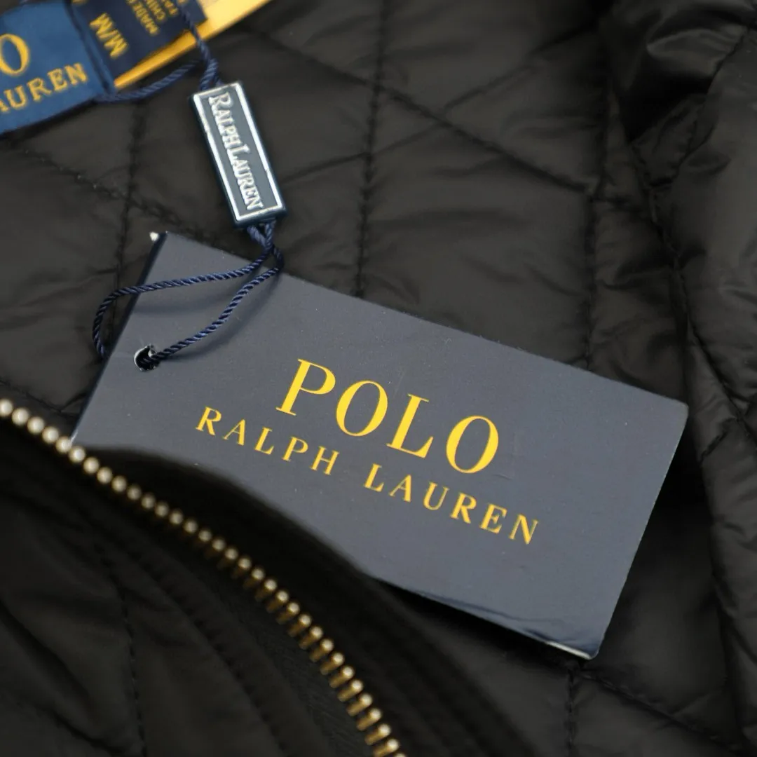 P360 Style No.: G334 Ralph Lauren New Logo Diamond Plaid Old Money Style Jacket Casual Couple Small Cotton Clothes 1️⃣Selected high-quality high-elastic cotton, the inner and outer integrated quilting process is moderately thin and thick, and the encrypted high-quality quilting threads make the fabrics integrated! 2️⃣The workmanship details are perfectly controlled, the sleeves and shoulders are exquisitely embroidered with patches and small labels, the corduroy color-blocked lapels, and the multi-pocket design show off the details and highlight your personality! The version is simple but not simple! 3️⃣It is very youthful and energetic, and can be easily worn by both men and women. It is very in line with the fashion aesthetic concepts of today's young people! 4️⃣A full set of customized accessories, complete with three standards, same style for men and women, a must-have for couples! Color: black Size: S, M, L, XL
